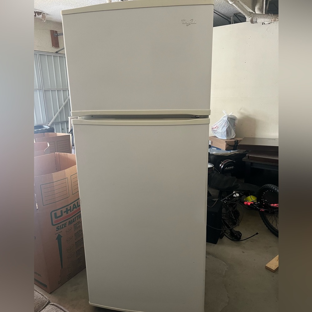 Free refrigerator it works welll
